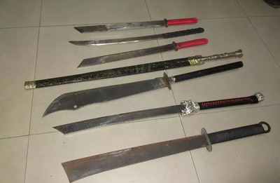 囂張逃犯持刀挑釁警方，法網恢恢終將自食惡果